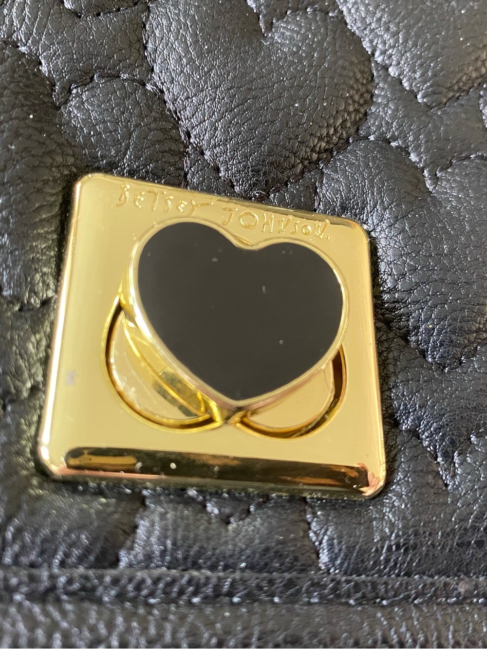 Betsey Johnson Quilted Heart Crossbody Bag in black/beige - Picture 3 of 6